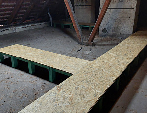 Zateplení stropu bytového domu a zhotovení revizních lávek